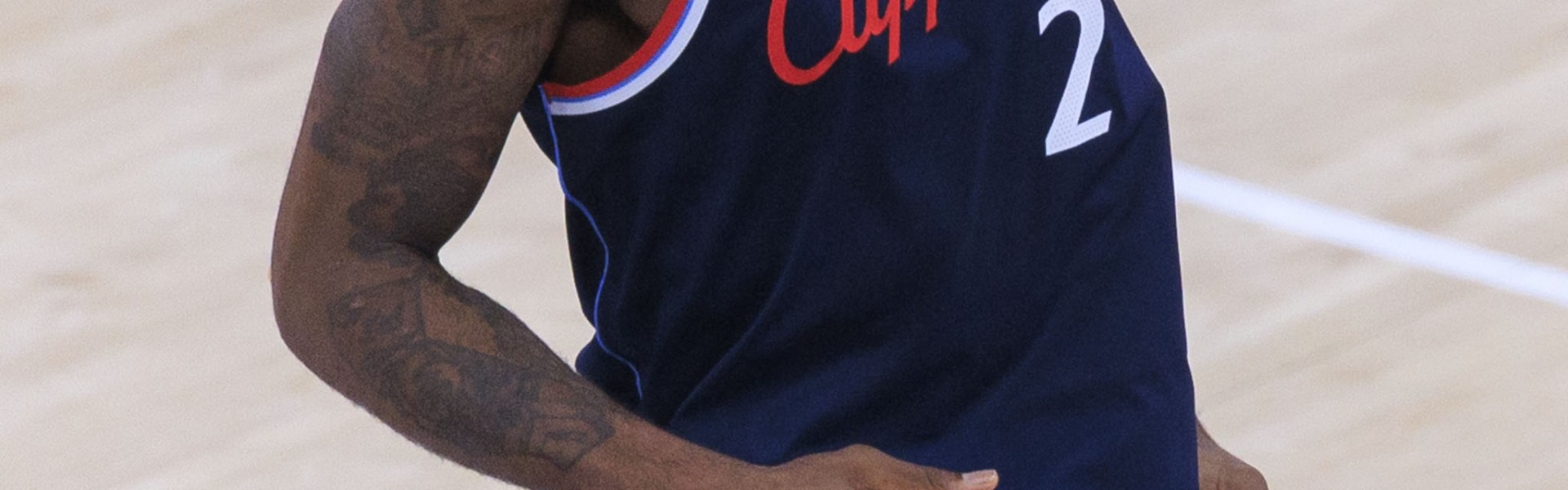 完美体育运营中心-无解进攻！伦纳德背转身翻身跳投&amp;暴扣个人连续得分